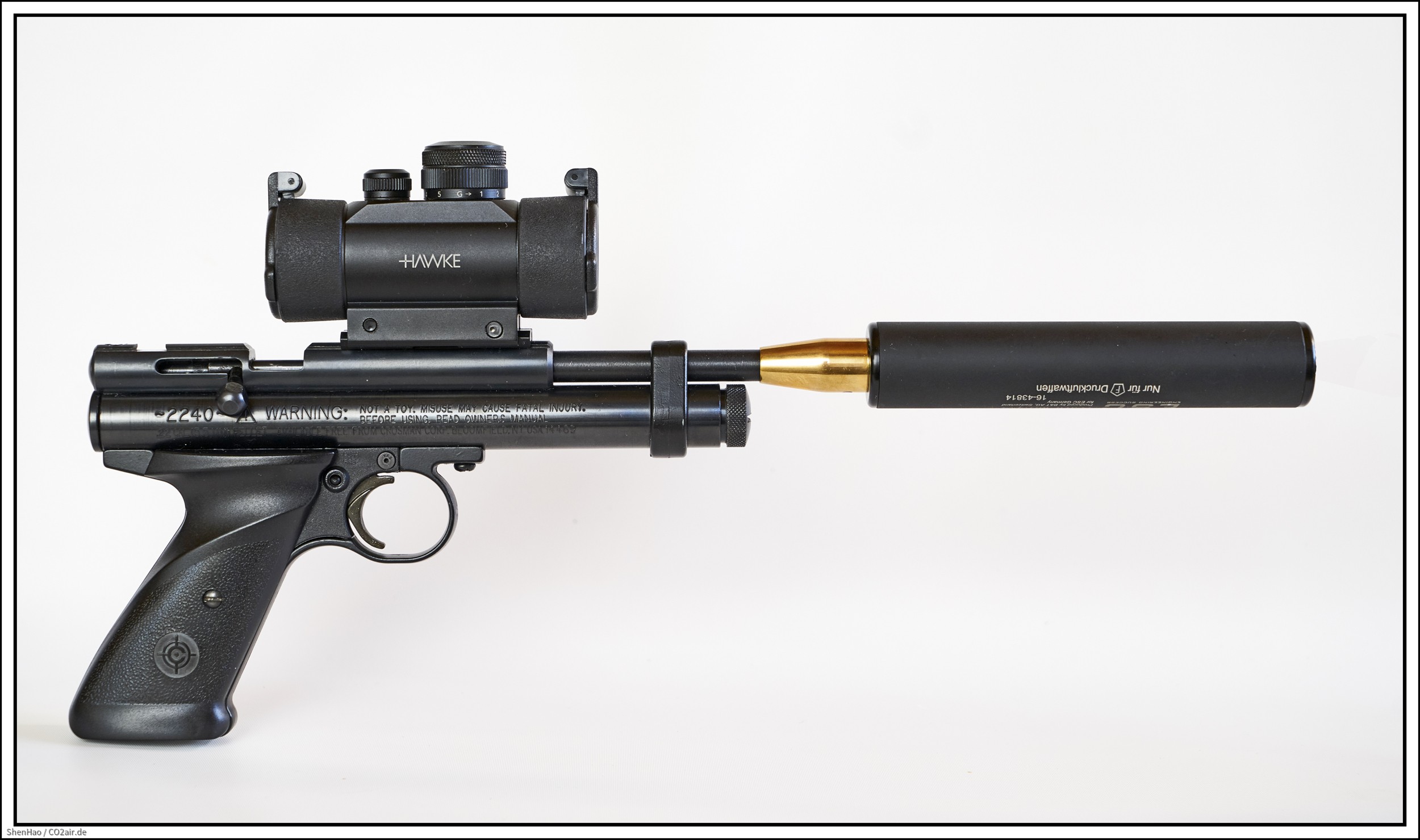 CO2-Pistole Crosman, Modell 2240 cal .22 mit Hawke RedDot (Typ #12121),  Schweizer B&T Schalldämpfer (Vertrieb: ESC), Schalldämpfer Adapter von GMAC  Custom Parts, UK. - CO2air.de
